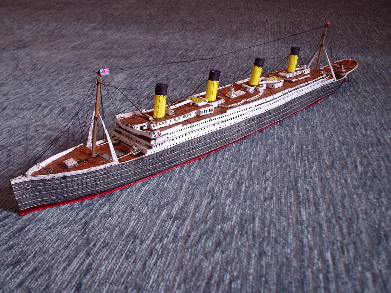 Как слепить титаник. Титаник из бумаги британик. Как слепить титаник. Лепить титаник. Титаник лепка.
