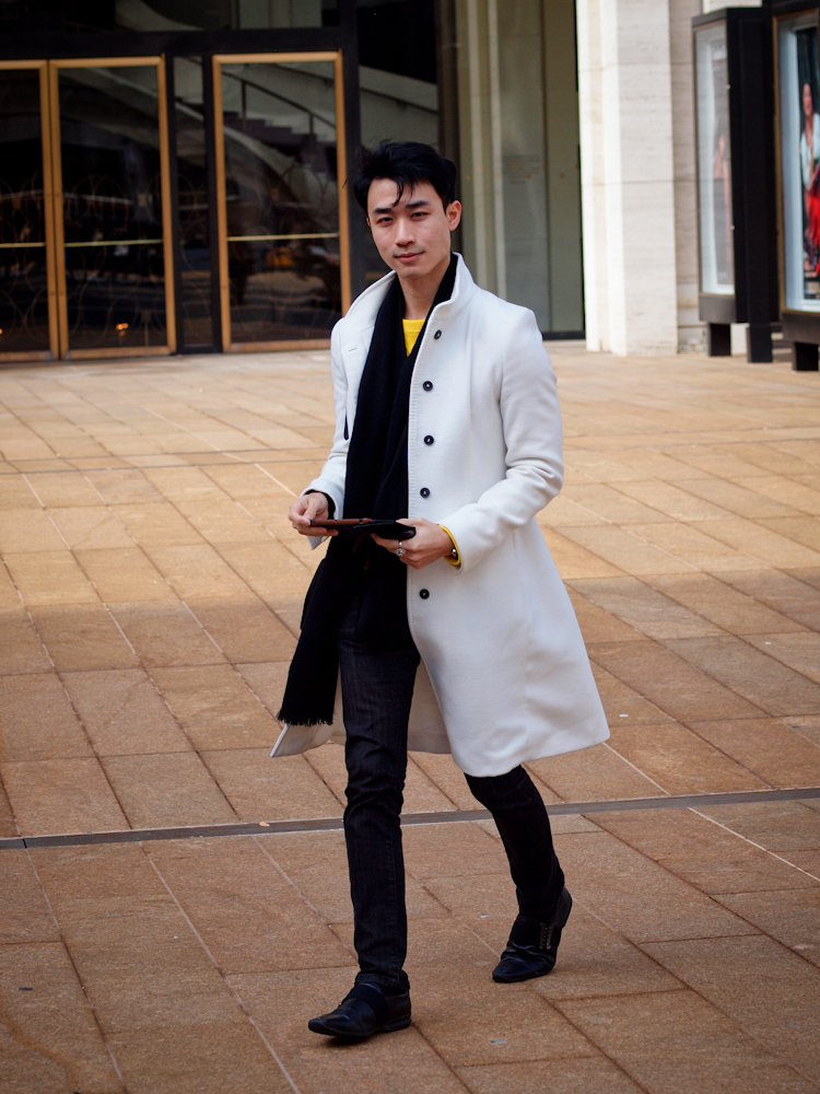 Черно белое пальто мужское. Белое пальто мужское. Белое пальто мужское длинное. Пальто черно белое мужское. Мужчина в белом пальто