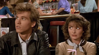 Val Kilmer y Lucy Gutteridge en una escena de Top Secret! Val Kilmer y Lucy Gutteridge en una escena de Top Secret!