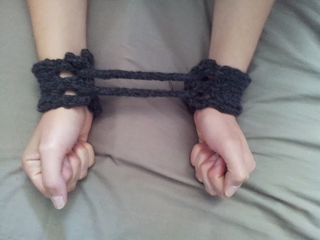 пара в наручниках. связанные руки вместе. кожаные наручники для рук. кандалы на руках. связанный парень без лица.