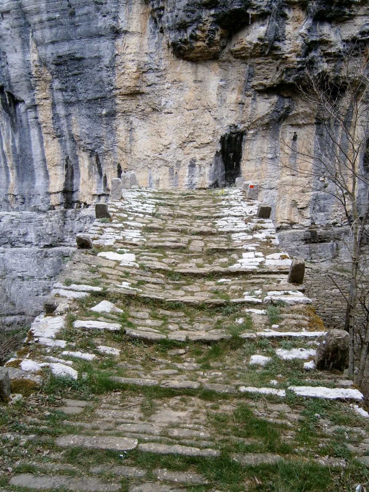 το πέτρινο γεφύρι των Κοντοδήμου - Λαζαρίδη στους Κήπους Ζαγορίου