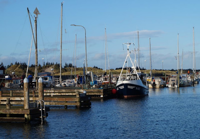 Tipps für einen Tag rund um Skagen. Teil 2: Der Hafen, die Stadt, ein hyggeliges Café und Aalbaek. Ålbæk war das letzte Ziel auf unserer Tour an einem Tag rund um Skagen.