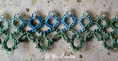 bracelet en frivolité avec petits anneaux roulottés, adapté d'une bordure de Nellie Ellison, avec fil en coton et rocailles Miyuki
