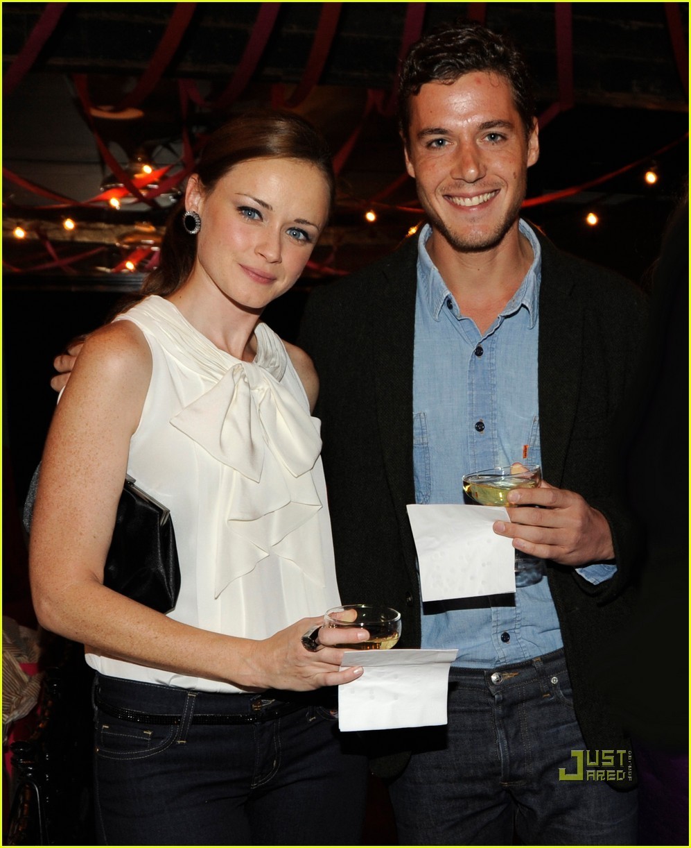 Alexis Bledel Actress With Boyfriend Photos 2012 Hollywood Alexis Bledel Actress With Boyfriend Photos 2012 Hollywood