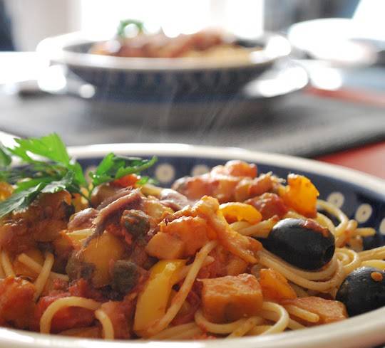Spaghetti z warzywami i anchois