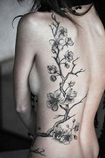 Belos tons de cinza flor de cerejeira tatuagem nas costas. Flores de cerejeira ainda pode olhar surpreendente, mesmo que eles não são vistos com seu icônico tom rosa. Aqui, as flores olhar mais sereno e calmo como eles gentilmente pendurar na árvore de ramos. (Foto: Fontes de imagem)
