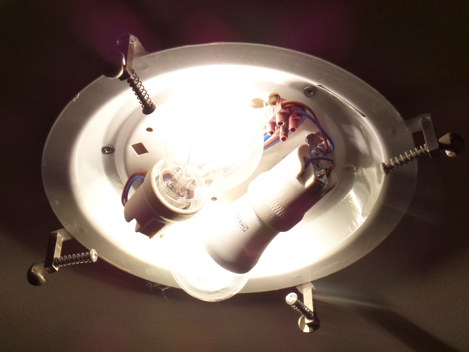 Mis enredos, pensamientos y actividades: Instalación de luces LED en