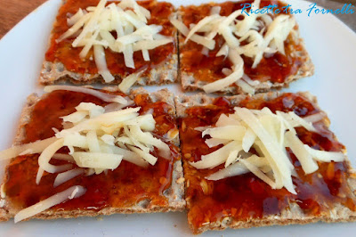 crackers integrali ai semi con marmellata di fichi e pecorino fresco