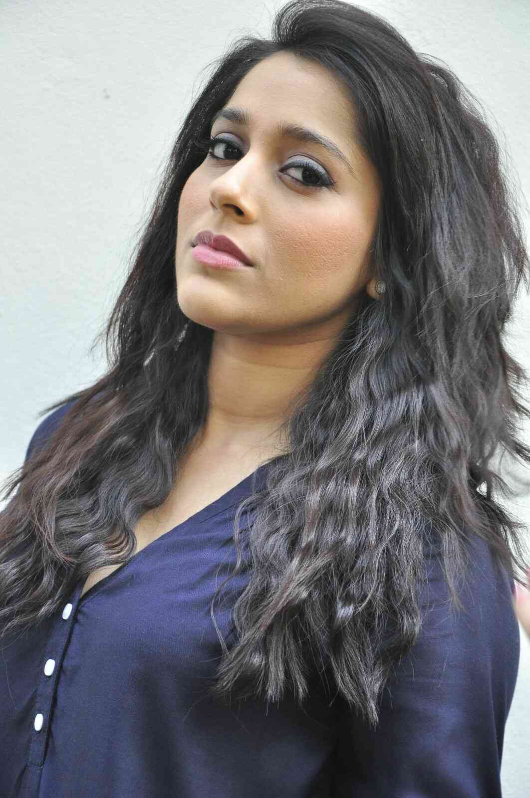 Telugu Heroine Telugu Heroine Reshmi Sex Photos Sex - Bollywood Hot Anchor Rashmi Long Curly Hair Images In Cream Color Top