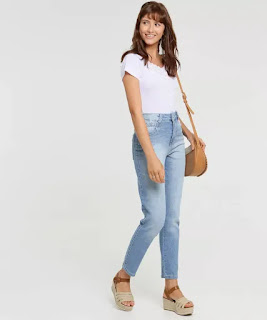 Moda Blusa Feminina Canelada Renda Manga Curta Existe peça mais curinga do que a blusa de manga curta? Extremamente democrática, todos nós temos mais de uma no nosso guarda roupa, seja ela lisa, com corte diferenciado ou estampada. Para combinar uma blusa estampada, use peças lisas e mais sóbrias. Se a estampa for somente frontal, a combinação perfeita é com saia midi ou calça jeans e tênis.
