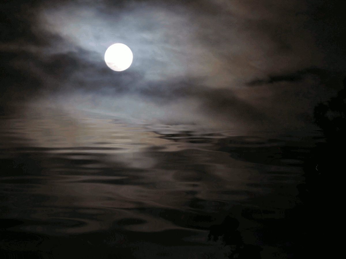 Светит луна там вдали. Луна. Ночь в море. Ночь Луна. Отражение Луны.