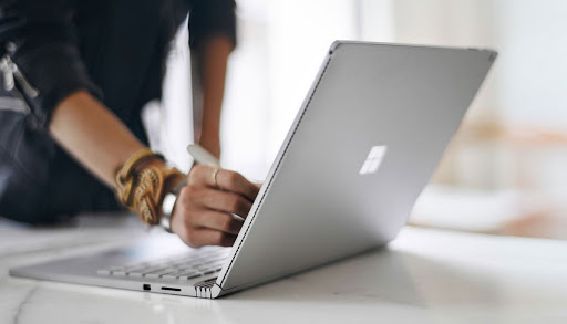 傳華碩不滿？微軟自製筆電買氣旺、OEM廠或遭消滅？