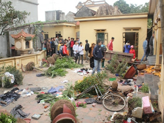 Mê Linh - Hà Nội: Dân đập phá trụ sở UBND, đốt nhà chủ tịch xã