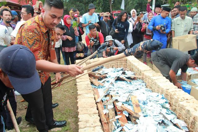 Dinas Kependudukan dan Pencatatan Sipil Kota Batam Pemerintah Kota Pemko Melakukan Pembakaran 50 ribu KTP Invalid