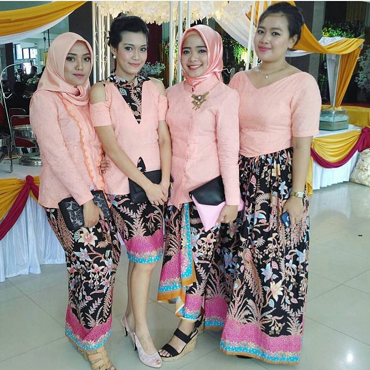 Model Kebaya Modern Pink Rok Batik Merak - Inspirasi Kebaya Modern
