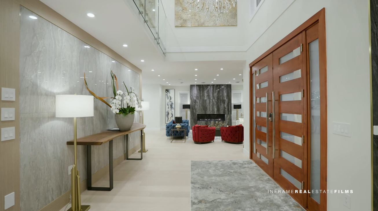 39 Photos vs. Edgemont Blvd, North Vancouver Luxury Home Interior Design Tour