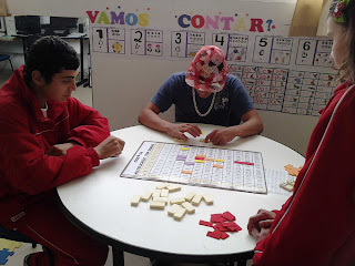 Alunos em volta da mesa com o jogo multiplicação com dominó