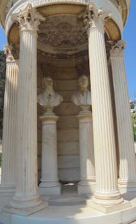 το ταφικό μνημείο της οικογένειας Περικλή Σαμίου στο ορθόδοξο νεκροταφείο του αγίου Γεωργίου στην Ερμούπολη