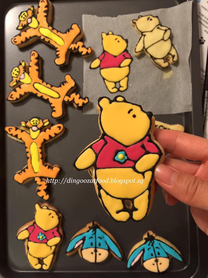 Miki's Food Archives : Winnie The Pooh Decorated Cookies ~ Royal Icing