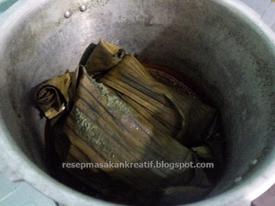 Racikan bumbu dalam resep pepes ikan mas presto duri lunak ini merupakan salah satu cara s Resep Pepes Ikan Mas Presto Duri Lunak Bumbu Khas Masakan Sunda