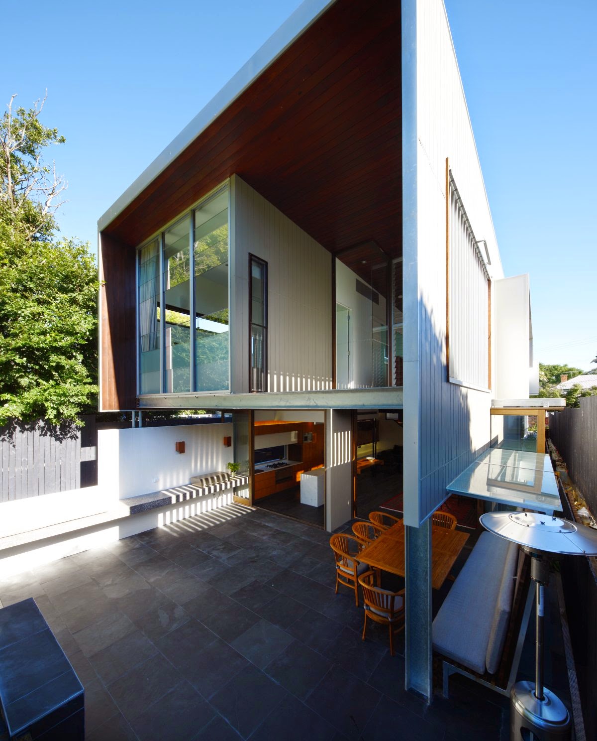 Rumah minimalis dengan banyak bukaan Gibbon Street House by Shaun