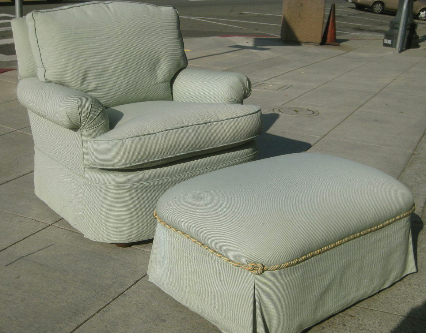 UHURU FURNITURE & COLLECTIBLES: SOLD - Wintergreen Easy Chair and