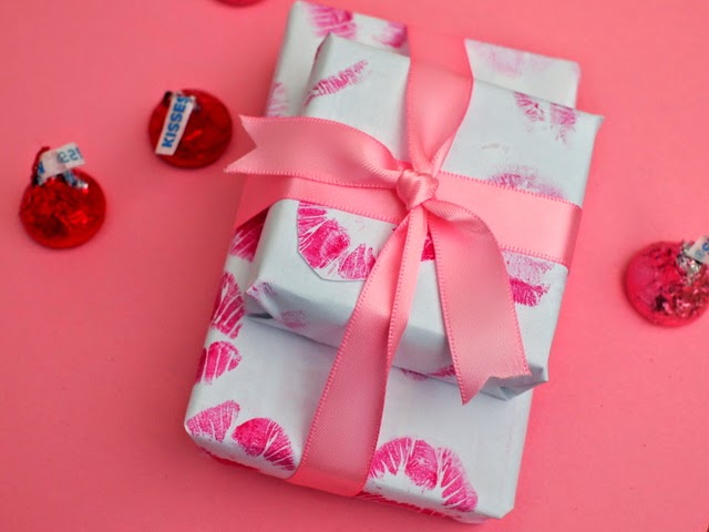 how to make DIY Kiss wrapping paper