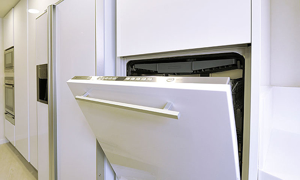 Marzua: Jabss Estudi diseña una moderna cocina en blanco y negro en Berga