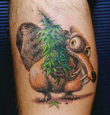 Tatuaje ardilla de La Era de Hielo y marihuana