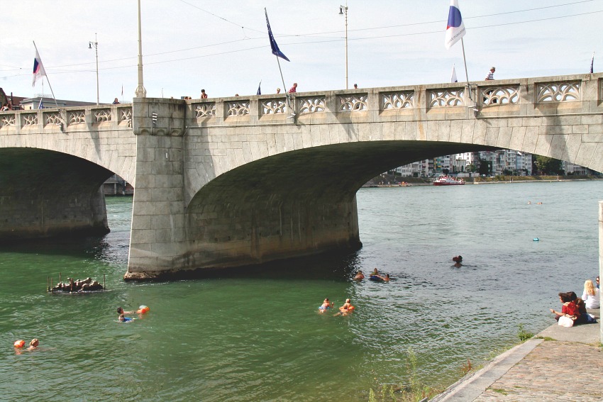 Pas grandchose Floating down the Rhine in Basel