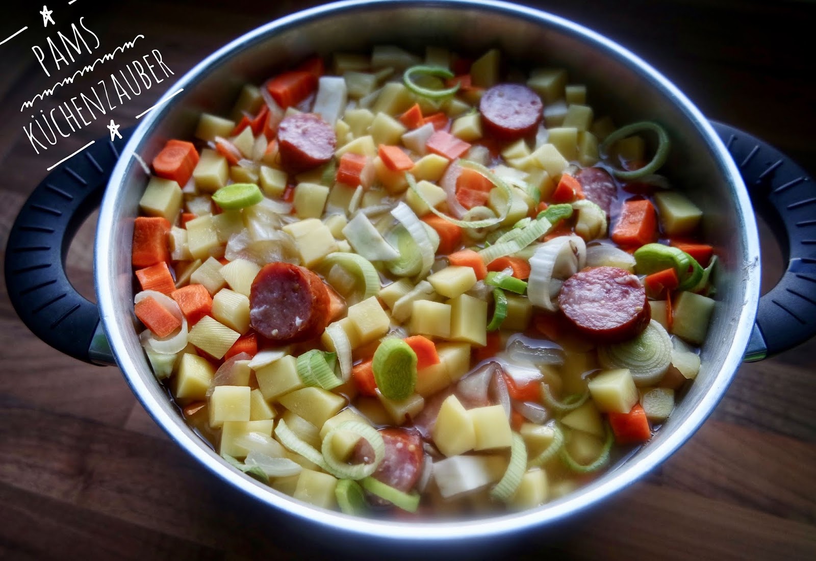 Pam´s Küchenzauber: Kartoffel-Möhren-Suppe mit Mettenden