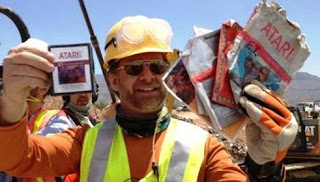 Imagen con un obrero excavador en el desierto de Nuevo México desenterrando cartuchos del videojuego de ATARI, ET. Fuente El Pais
