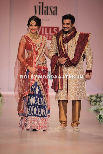 1 - Bipasha Basu and Madhavan walk for designer Rocky S show