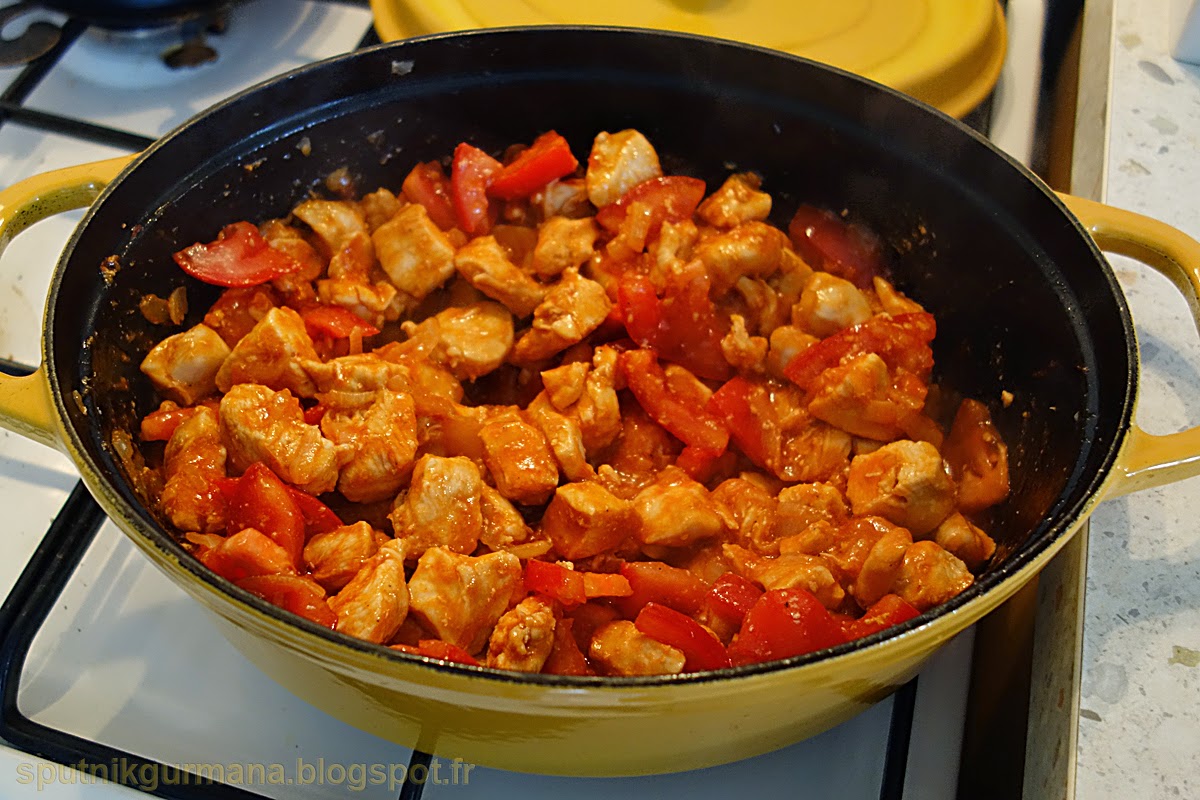 Куриное фрикасе. Обжаренная куриная грудка кусочками. Курица каччиаторе. Куриная грудка в сливочном соусе. Чикен карри блюдо.