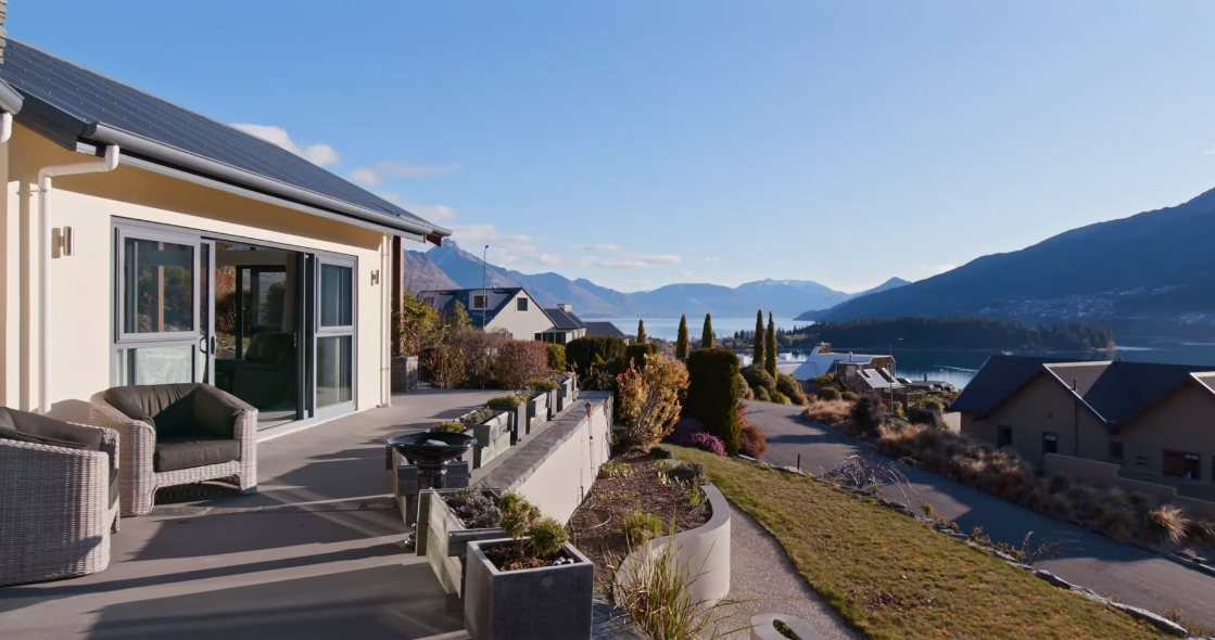 18 Interior Design Photos vs. 5 Milward Place, Kelvin Heights, Queenstown Luxury Home Tour
