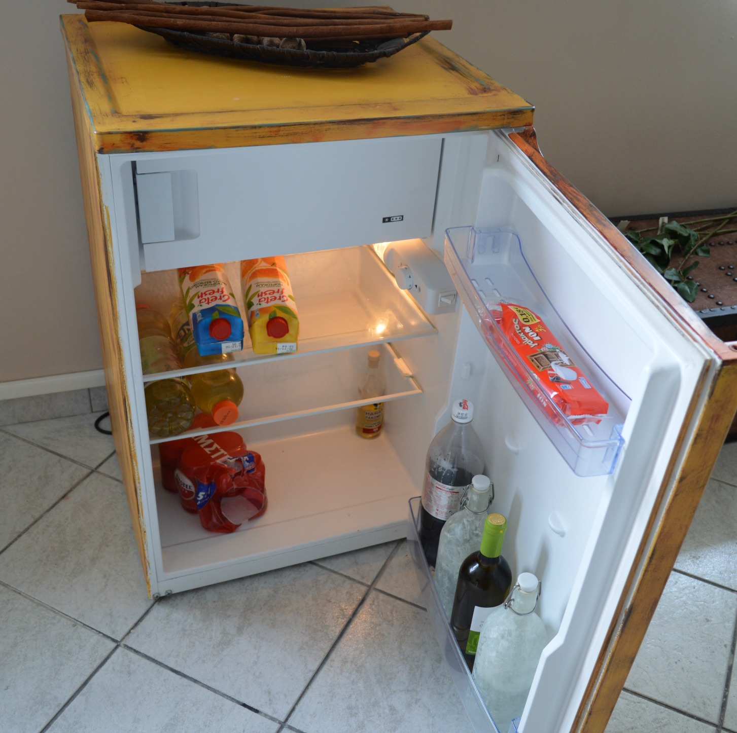 Scrapblogging Η μεταμόρφωση ενός ψυγείου ή τι κάνεις όταν έχεις λίγη