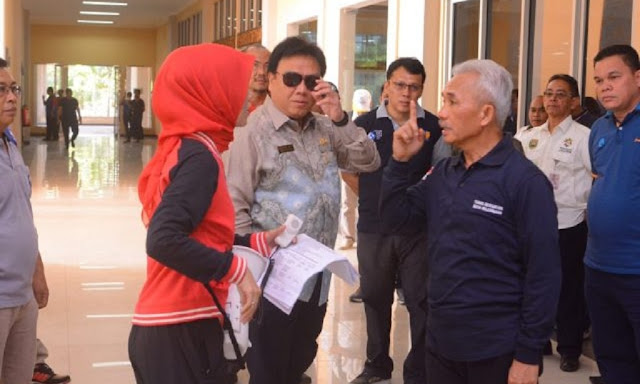 Ratusan pegawai di lingkung Pemkot Lakukan  Pembersihan di Area Sriwijaya Promotion Center (SPC) Jakabaring