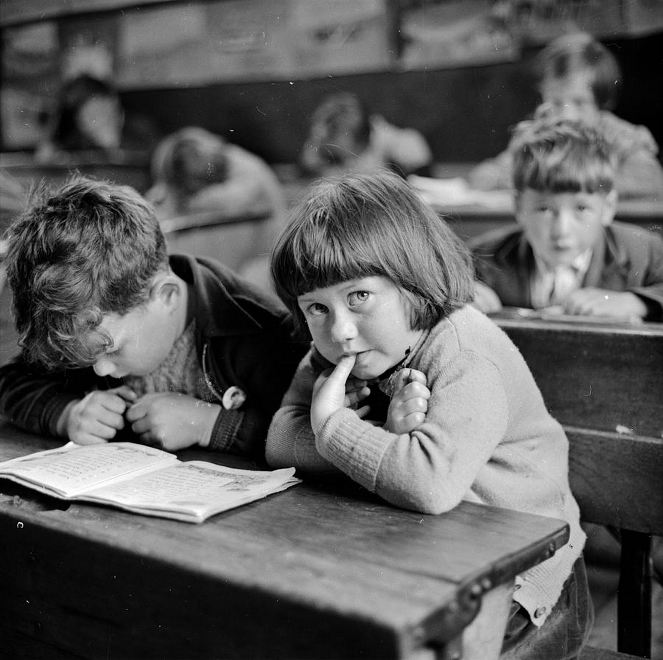 школа ссср 50-е. школа здание чб. фото школы черно белые. фото школы черно белые. лондонская психиатрическая больница коридоры.