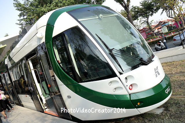 高雄環狀輕軌列車上線測試 民眾靜態參觀活動 造型流暢圓圓的好可愛, 由義大利超跑設計公司操刀