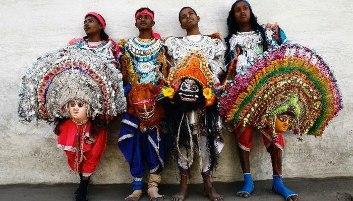 Kemeriahan Tari Topeng Chhau India di Pura Taman Ayun