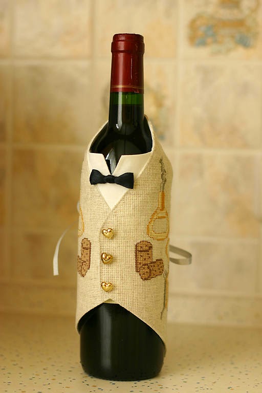 Украсить вино. Украшение бутылки вина. Украсить бутылку вина. Бутылка вина в подарок декор. Чехол для винной бутылки.