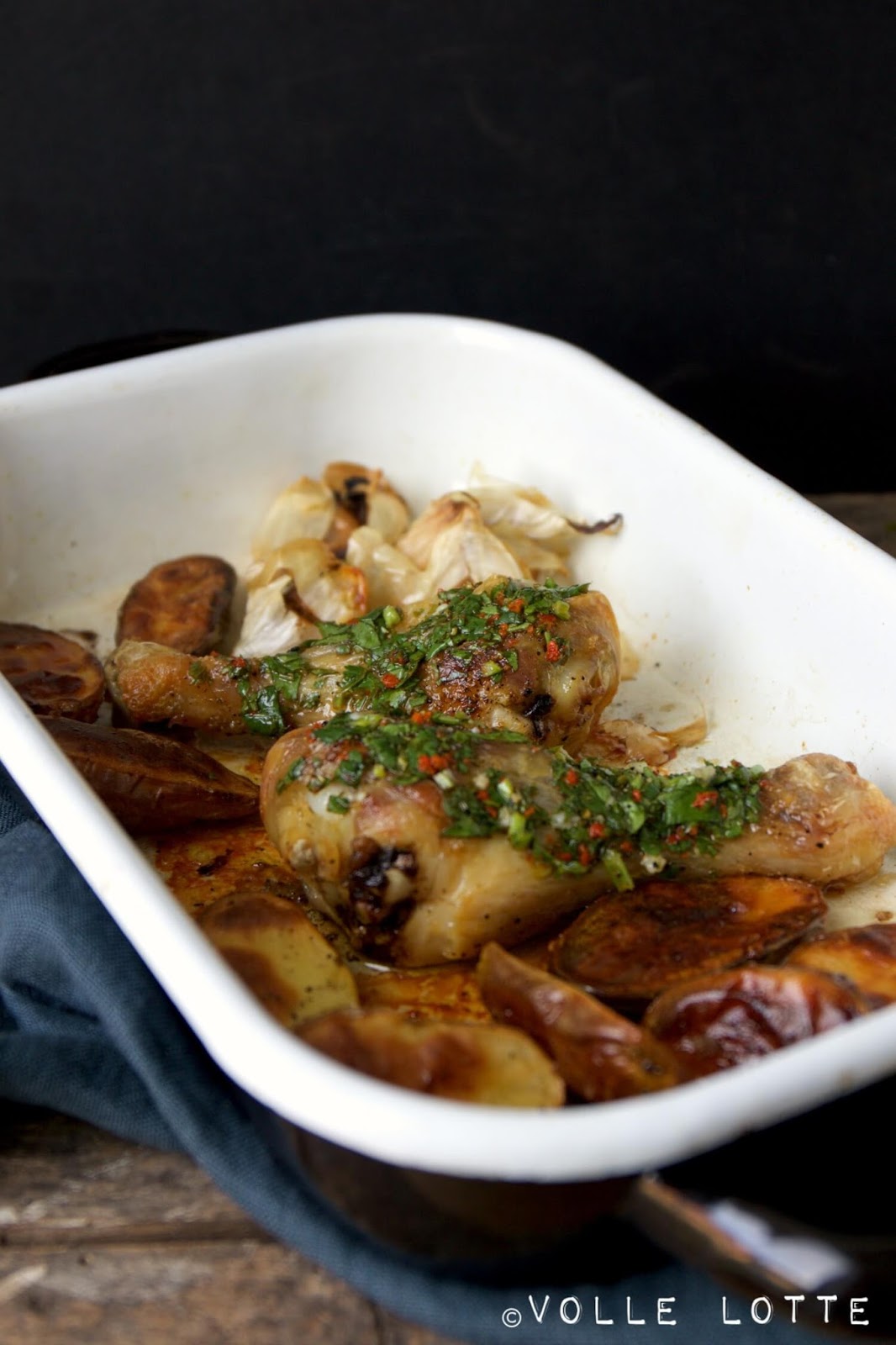 Brathähnchen mit Koriander, Chili und Knoblauch an Ofen-Kartoffeln ...