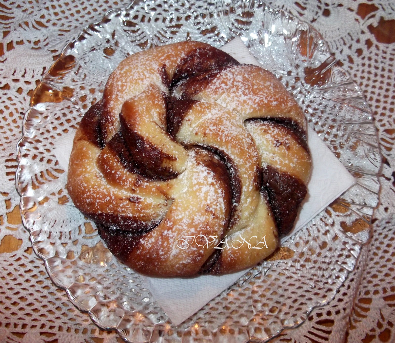 С нож и вилица в ръка Бриош с шоколад Girelle di pan brioche alla nutella