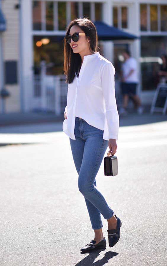 blusa branca e calça jeans