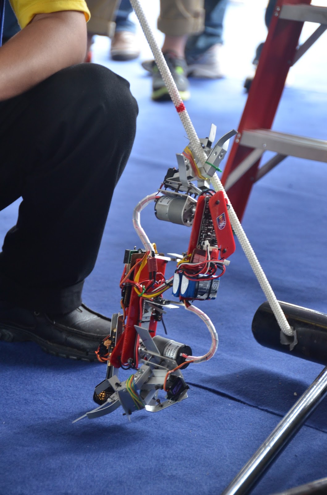 MIRoC 2013 ROPE CLIMBING ROBOT