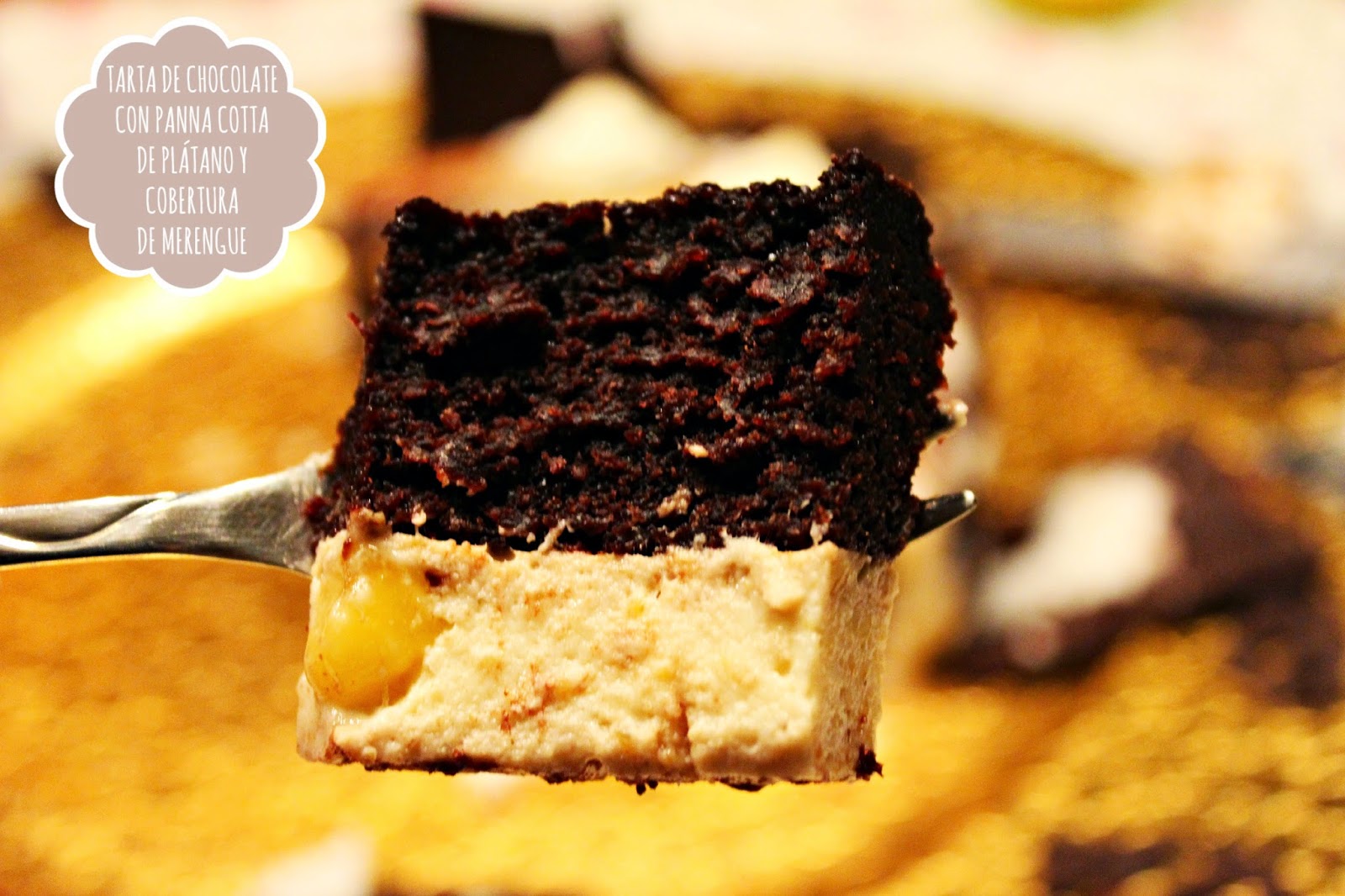 TARTA DE CHOCOLATE CON PANNA COTTA DE PLÁTANO Y COBERTURA DE MERENGUE