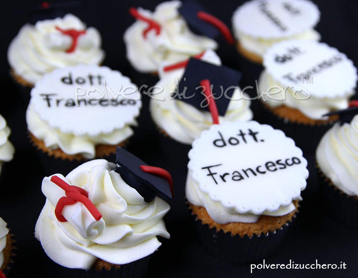 Cupcake decorati con toco e pergamena in pasta di zucchero per festeggiare una Laurea