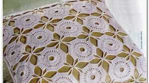 Almohadón con fino diseño al crochet