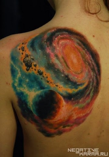 Nada melhor do que um bem feito tatuagem. Geralmente é difícil conseguir uma bela galáxia tatuagem, mas quando o fizer, as cores podem transportá-lo diretamente em uma névoa de mistério e de paz.