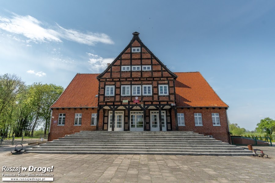 Szkoła podcieniowa w Zwierznie